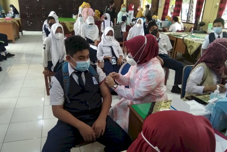 Pelaksanaan vaksinasi pelajar di Kota Palembang. (ist/rmolsumsel.id)