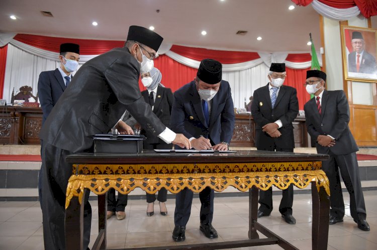 Gubernur Sumsel Herman Deru saat menandatangani Nota Kesepakatan. (ist/rmolsumsel.id)