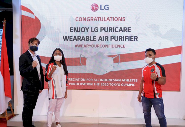 Penyerahan LG Wearable Air Purifier kepada atlet berprestasi/ist
