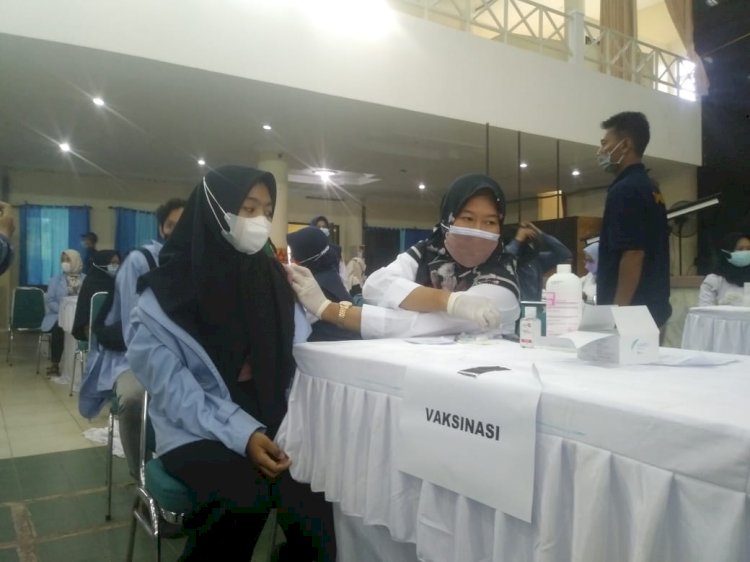 Vaksinasi massal mahasiswa UIN Raden Fatah Palembang. (ist/rmolsumsel.id)
