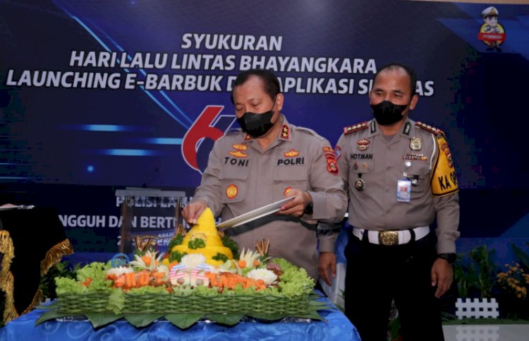 Kapolda Sumsel Irjen Toni Harmanto memotong tumpeng pada peringatan Hari Lalu Lintas Bhayangkara ke-66. (Humas Polda Sumsel/rmolsumsel.id)