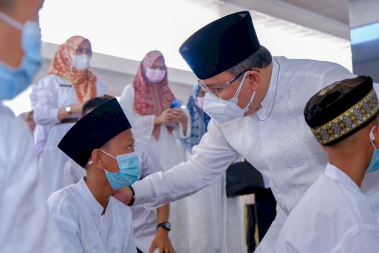 Bupati Muba Dodi Reza Alex berbincang dengan salah seorang santri Ponpes Salamun Aitam. (Humas Pemkab Muba/rmolsumsel.id)