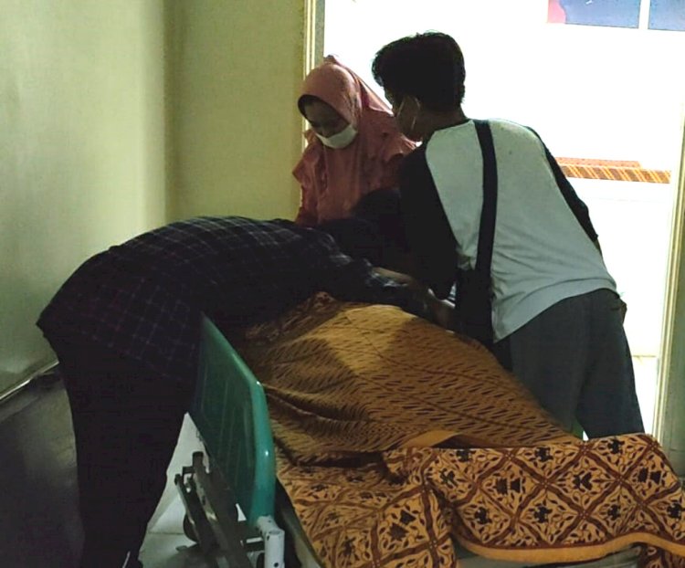 Keluarga korban menjenguk jenazah Anwar di RSUD Palembang BARI. (Ist/rmolsumsel.id)   