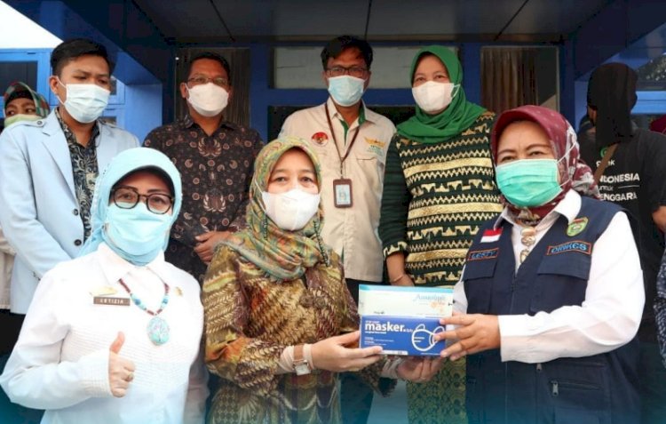 Rektor UIN Raden Fatah Prof. Nyayu Khodijah menerima secara simbolis bantuan masker dari Kepala Dinas Kesehatan Sumsel Lesty Nuraini. (Humas UIN Raden Fatah/rmolsumsel.id)