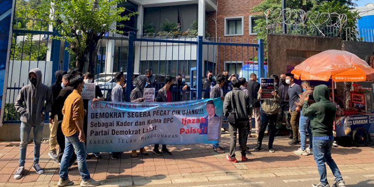 Massa aksi Aliansi Peduli Pendidikan (APP) saat berdemo di depan Kantor DPP Partai Demokrat. (ist/rmolsumsel.id)