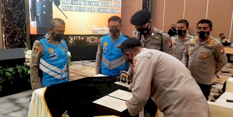 Wakapolda Sumsel Brigjen Rudi Setiawan menyaksikan peserta seleksi menandatangani berita acara kelulusan ke sekolah perwira. (Ist/rmolsumsel.id) 