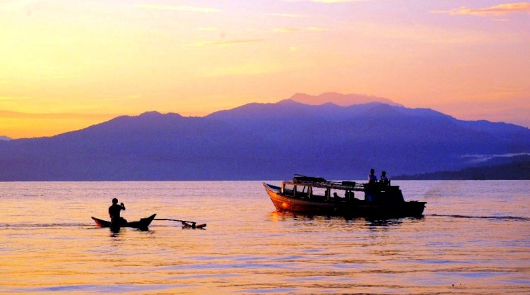 Ketek di Danau Ranau segera dilengkapi dengan fasilitas penunjang keselamatan untuk kenyamanan dan keamanan penumpang. (Disbudpar OKU Selatan/rmolsumsel.id)