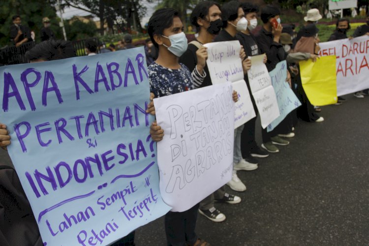 Aliansi BEM Se Sumatera saat melakukan aksi di Hari Tani Nasional di Simpang Lima DPRD Sumsel. (Humaidy Kenedy/rmolsumsel.id)