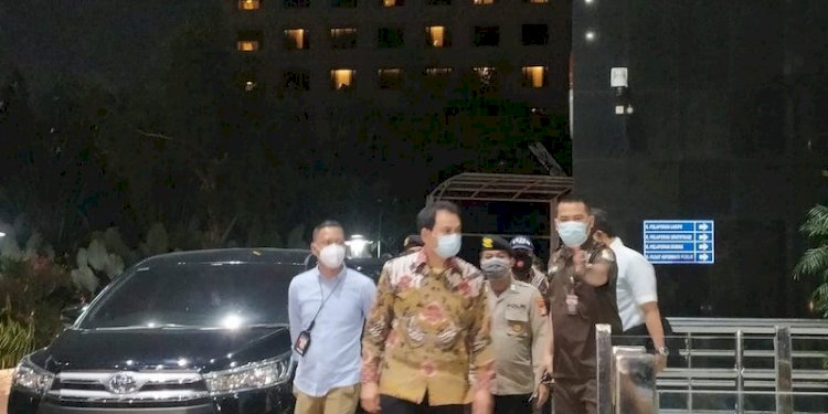 Aziz Syamsuddin saat dijemput dari kediamannya menuju gedung KPK untuk menjalani pemeriksaan/rmol
