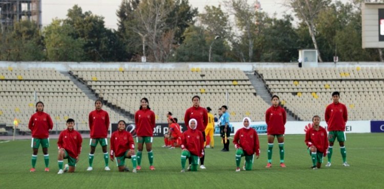 Starting eleven Timnas Wanita Indonesia sesaat sebelum bertanding dengan Singapura di Stadion Republican Central, Dushanbe, Tajikistan. (PSSI/rmolsumsel.id)