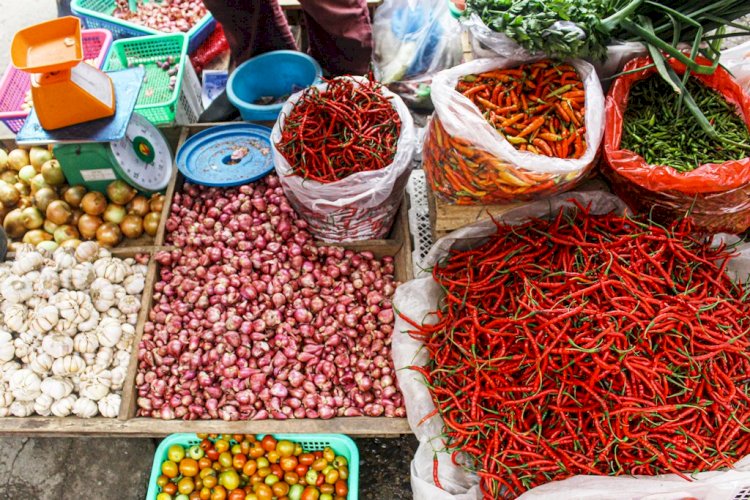 Beberapa komoditas menyumbang deflasi pada minggu IV September 2021 di antaranya telur ayam ras, bawang merah, cabai rawit, cabai merah dan bawang putih. (Humaidy Kenedy/rmolsumsel.id)