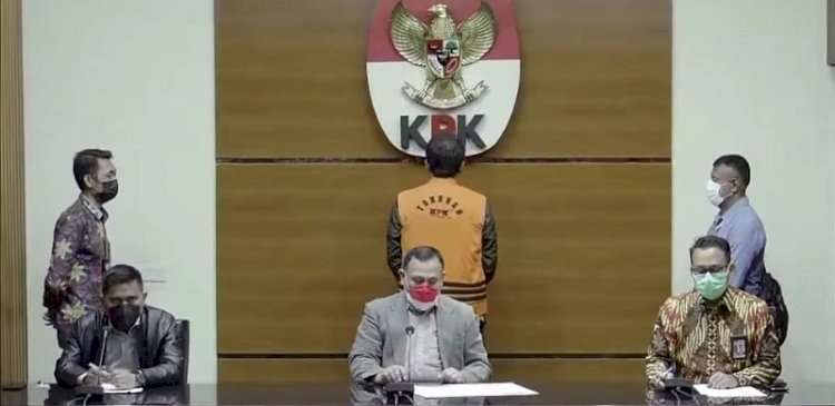 Ketua KPK Firli Bahuri mengumumkan  status tersangka Wakil Ketua DPR RI Azis Syamsuddin (memakai rompi oranye), di Gedung Merah Putih KPK, Jakarta Selatan, Sabtu dini hari (25/9). (Ist/rmolsumsel.id)