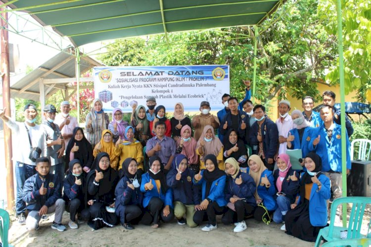 Mahasiswa KKN Kampus Stisipol saat mengenalkan Ecobrick di Warga Sako Palembang. (Istimewa/rmolsumsel.id)