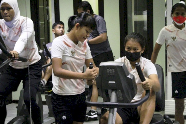 Pemain Timnas Wanita Indonesia menjalani sesi latihan di gym. (PSSI/rmolsumsel.id)