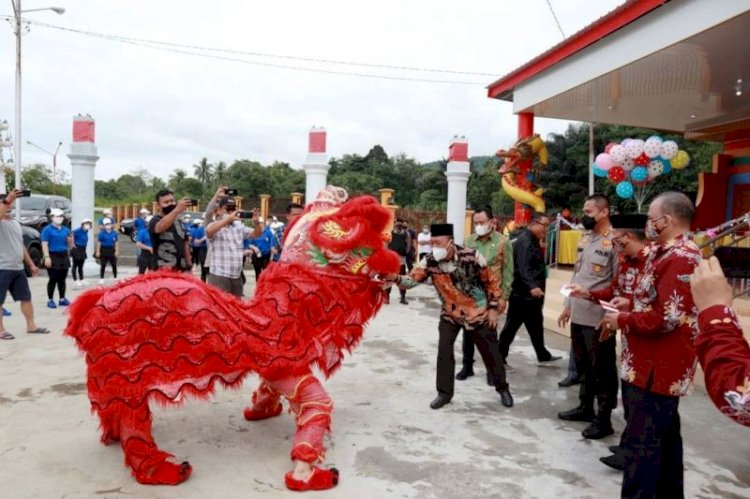 Pertunjukan seni barongsai pada launching Kampung Sadar Kerukunan di komplek Wihara Vajra, Kecamatan Lubuklinggau Timur 1, Minggu (26/9). (Dinas Kominfo Lubuklinggau/rmolsumsel.id)