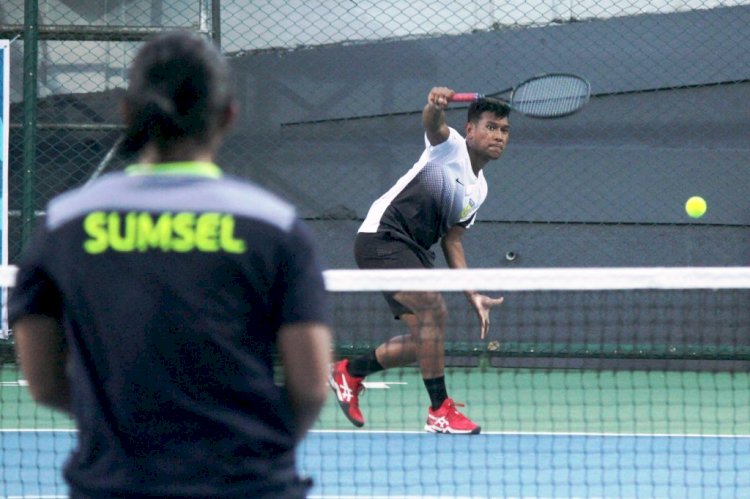 Petenis Papua Ramadhan Tri Saniawan mengalahkan petenis Sumatra Selatan Rafidhiya Muhammad di babak penyisihan beregu putra di lapangan tenis Wali Kota Jayapura, Minggu (26/9).(PB PON XX/rmolsumsel.id)