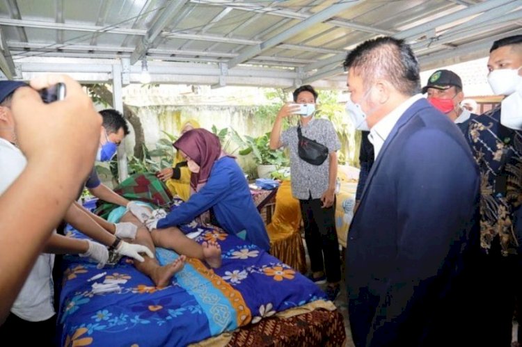 Gubernur Sumsel Herman Deru menyaksikan salah seorang anak yang dikhitan pada Baksos yang digelar IKB Manku, Minggu (26/9). (Humas Provinsi Sumsel/rmolsumsel.id)