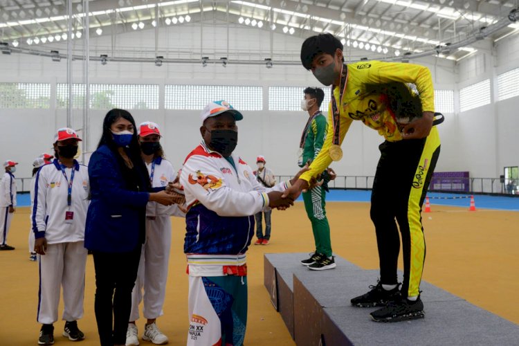 Gubernur Papua Lukas Enembe memberikan hadiah kepada atlet pemenang di Cabor Sepatu Roda/ist