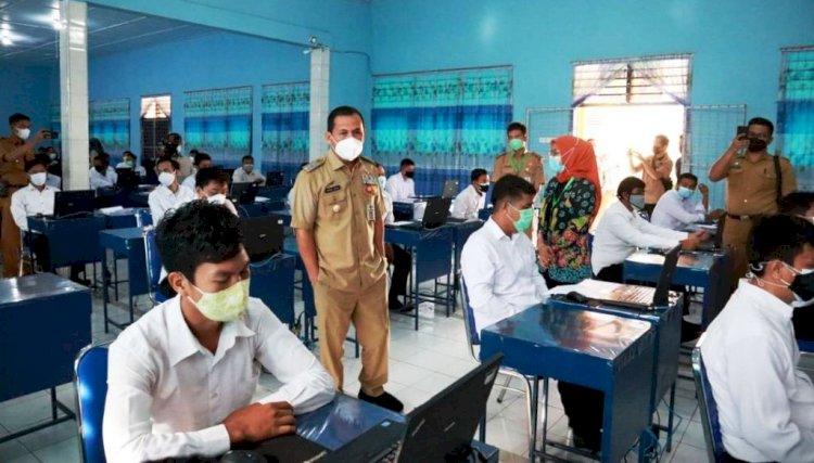 Wali Kota Lubuklinggau SN Prana Putra Sohe meninjau pelaksanaan tes SKD CPNS Kota Lubuklinggau di Aula SMKN 2 Lubuklinggau, Senin (27/9). (Dinas Kominfo Lubuklinggau/rmolsumsel.id)