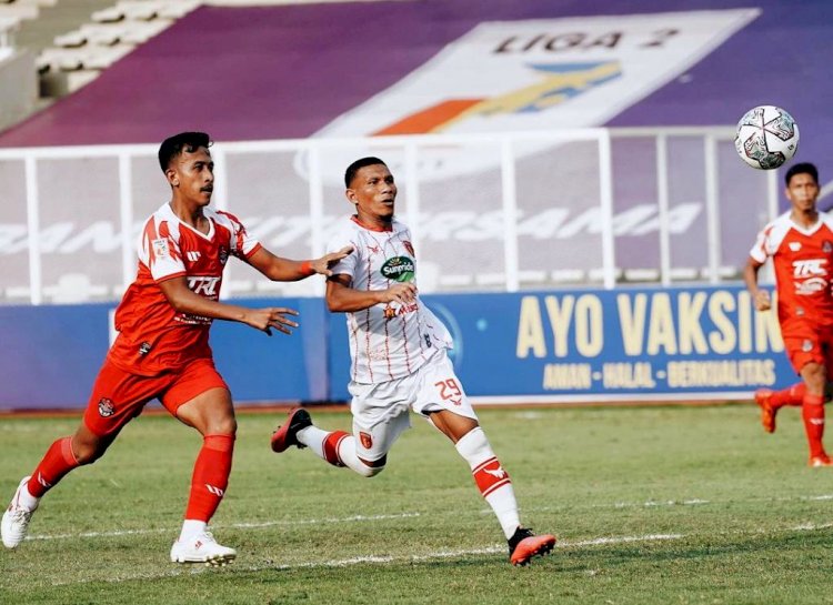 Striker Badak Lampung FC TA Musafri dibayangi bek Persekat Tegal pada pertandingan pertama Grup B Liga 2 2021 di Stadion Madya Senayan, Jakarta, Senin (27/9). (Instagram/badaklampungfc/rmolsumsel.id)