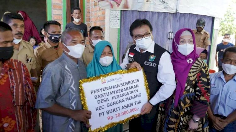 Pj Bupati Muara Enim Nasrun Umar menyerahkan bantuan kepada korban kebakaran di Dusun 6 Kecamatan Gunung Megang, Senin (27/9). (Dinas Kominfo Muara Enim/rmolsumsel.id)