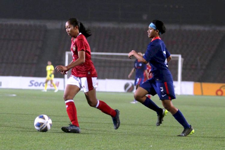 Pemain Timnas wanita Indonesia mendapat pengawalan pemain Singapura pada leg kedua kualifikasi Piala Asia Wanita 2022 di Republican Central Stadium, Dushanbe, Tajikistan, Senin (27/9). (PSSI/rmolsumsel.id) 