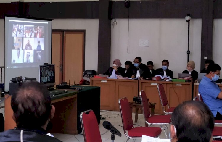 Bendahara Umum Yayasan Wakaf Masjid Sriwijaya, Muddai Madang saat dihadirkan sebagai saksi secara virtual pada sidang di Pengadilan Klas 1A Khusus Palembang, Selasa (28/9). (yosep indrapraja/rmolsumsel.id)