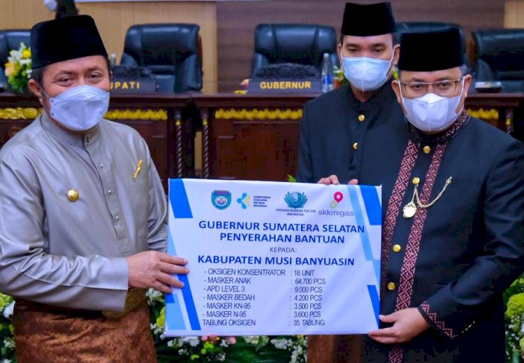 Gubernur Sumsel Herman Deru menyerahkan secara simbolis bantuan yang diterima Bupati Muba Dodi Reza Alex, Selasa (28/9). (Humas Pemkab Muba/rmolsumsel.id) 