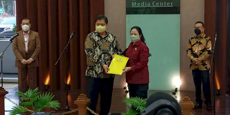 Ketum Partai Golkar Airlangga Hartarto mengantar surat pengajuan Lodewijk F. Paulus sebagai Wakil Ketua DPR RI. (RMOL/rmolsumsel.id)