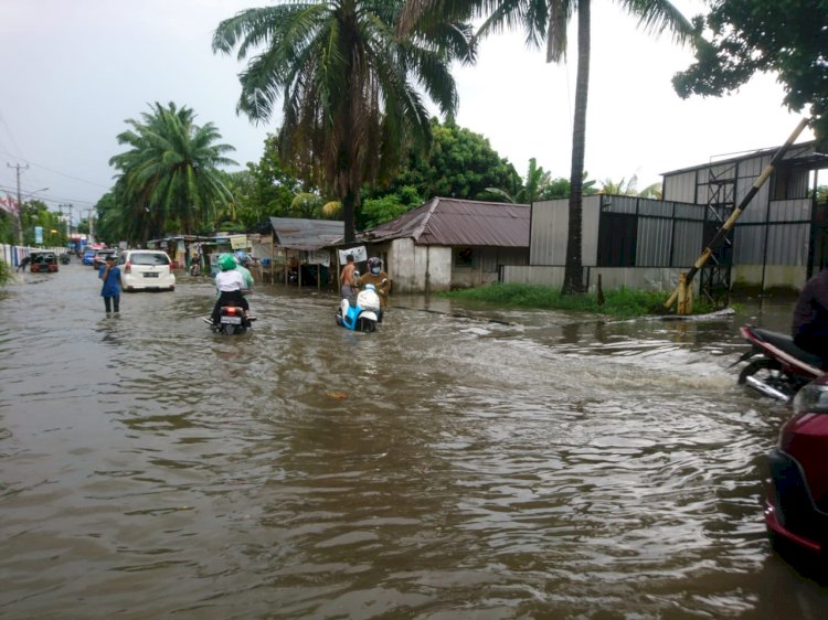 Banjir yang melanda ruas Jalan Kapten Marzuki. (mita rosnita/rmolsumsel.id) 