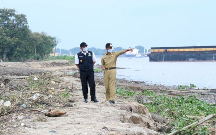 Gubernur Sumsel, Herman Deru didampingi Walil Kota Palembang, Harnojoyo saat meninjau langsung Pulau Kemaro. (Istimewa/rmolsumsel.id)