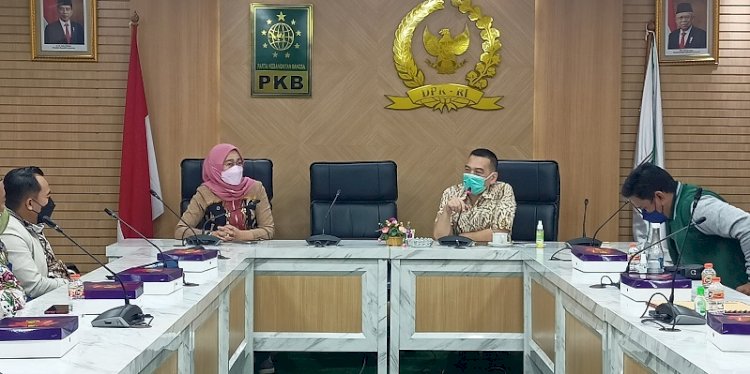 Anggota Komisi IV DPR RI Daniel Johan saat menerima audiensi dengan para perwakilan nelayan/RMOL