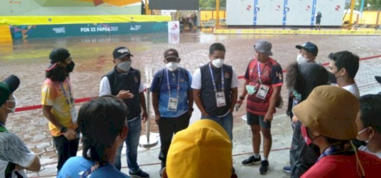 Dewan juri panjat tebing PON XX Papua bersama perwakilan kontingen menggelar pertemuan singkat terkait penundaan babak final Speed World Record (WR), Rabu (29/9). (Humas PPM/rmolsumsel.id)