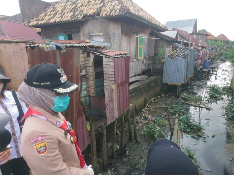 Wakil Walikota Palembang, Fitrianti Agustinda meninjau pemukiman warga yang sanitasi buruk/ist