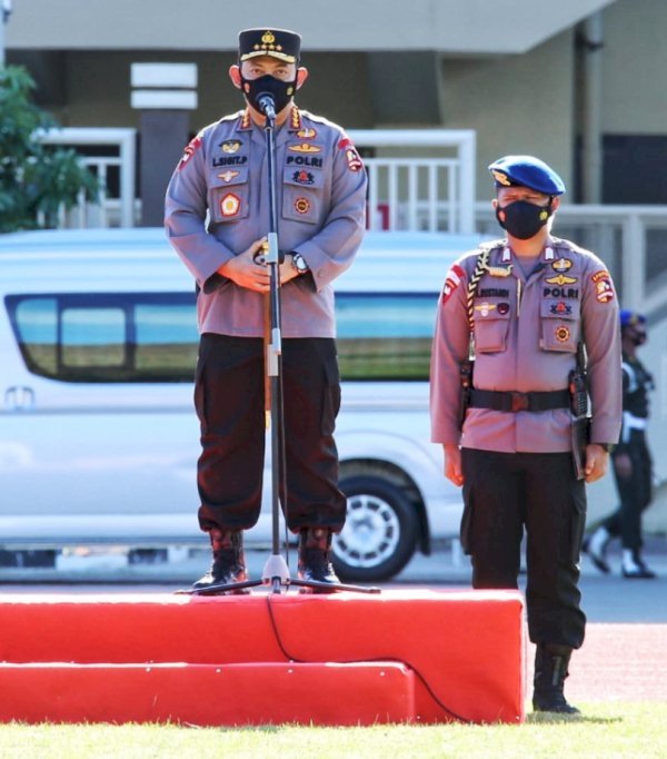 Kapolri Jenderal Listyo Sigit Prabowo menyampaikan arahan pada apel gabungan pengamanan PON XX Papua, di Stadion Lukas Enembe, Kabupaten Jayapura, Rabu (29/9). (PB PON XX/rmolsumsel.id)