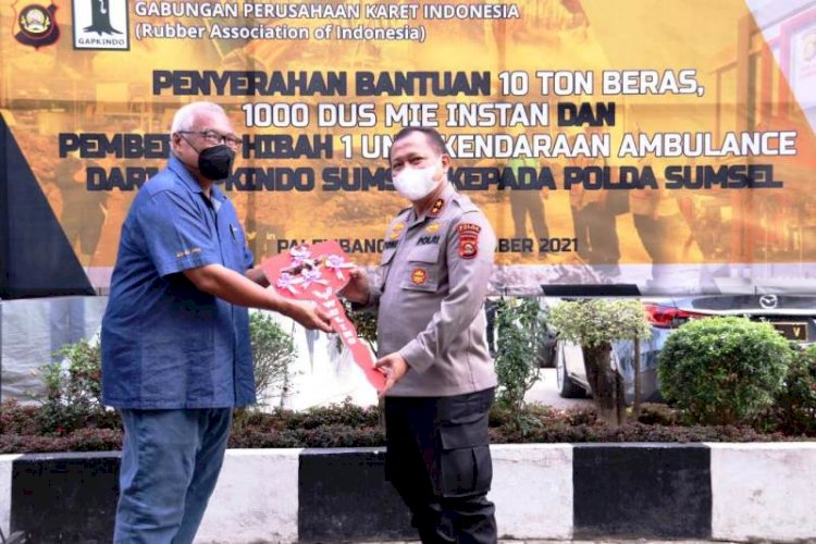 Ketua Gapkindo Sumsel Alex K Eddy menyerahkan secara simbolis kunci 1 unit ambulans yang diterima Kapolda Sumsel Irjen Toni Harmanto, Rabu (29/9). (Ist/rmolsumsel.id)