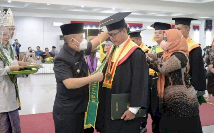 Wakil Wali Kota Lubuklinggau memasangkan selempang kepada salah seorang wisudawan Universitas Musi Rawas, Rabu (29/9). (Dinas Kominfo Lubuklinggau/rmolsumsel.id)