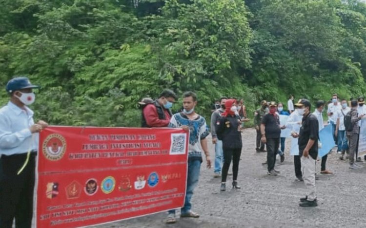 Aksi massa mendesak PT Servo Lintas Raya (SLR) untuk bertanggung jawab atas polusi udara yang ditimbulkan dari aktivitas perusahaan. (ist/rmolsumsel)