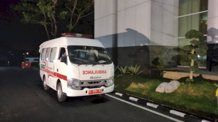 Ambulans Disiagakan di Gedung Kejati Sumsel menyusul menurunya kondisi tersangka Akhmad Nadjib lantaran syock/ist