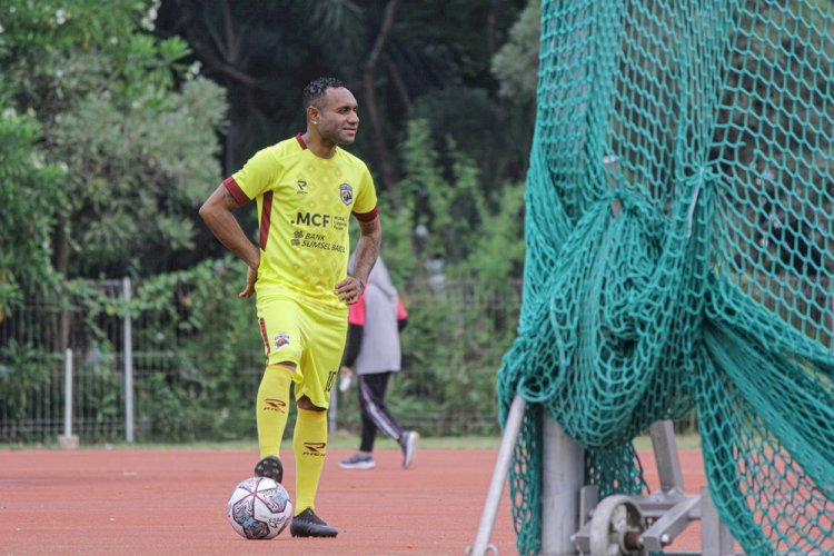 Penyerang Muba babel United Titus Bonai memakai jersey tim dengan logo Bank  Sumselbabel yang resmi menjadi sponsor tim berjuluk laskar Ranggonang/Humaidy Kenedy/rmolsumnsel.id