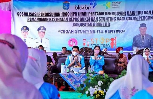 Bupati OI Panca Wijaya Akbar bersama Ketua TP PKK Kabupaten OI Tikha Alamsjah menghadiri sosialisasi pencegahan stunting di desa Kapuk, Kecamatan Pemulutan Selatan, Jumat (1/10). (Dinas Kominfo OI/rmolsumsel.id)