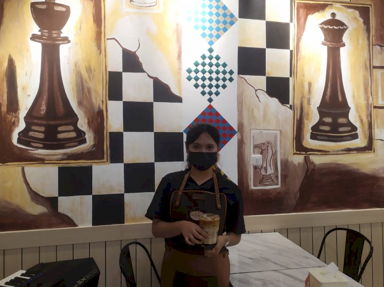Chess Cafe di Kota Palembang memiliki desain bertemakan permainan catur. (ist/rmolsumsel.id)