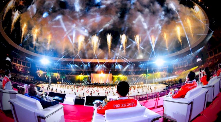 Presiden Joko Widodo menyaksikan pesta kembang api pada pembukaan Pekan Olahraga Nasional (PON) XX Papua Tahun 2021 di Stadion Lukas Enembe, Kabupaten Jayapura, Sabtu (2/10). (BPMI Setpres/Laily Rachev/rmolsumsel.id)