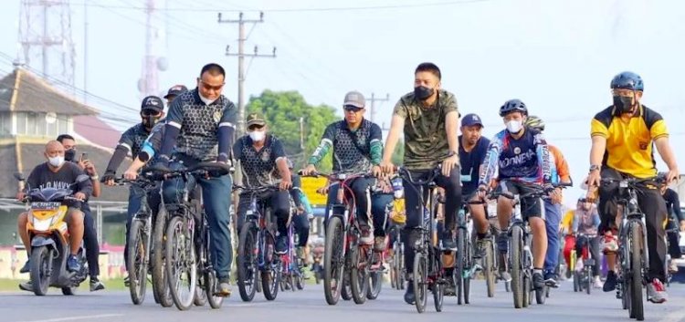 Bupati OI Panca Wijaya Akbar bersama Dandim 0402/OKI-OI Letkol Czi Zamroni, Kapolres OI AKBP Yusantio Sandy bersepeda santai bersama dalam rangka HUT ke-76 TNI, Sabtu (2/10). (Dinas Kominfo OI/rmolsumsel.id)  