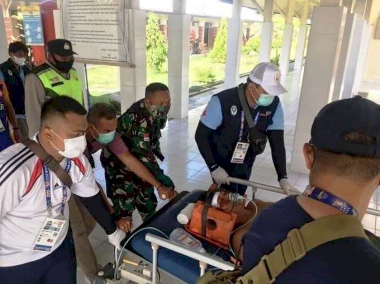 Panitia PON XX Papua dan petugas mengevakuasi Haidir Anam atlet gantole Sumatera Barat ke RS Yowari, Minggu (3/10). (Ist/rmolsumsel.id)