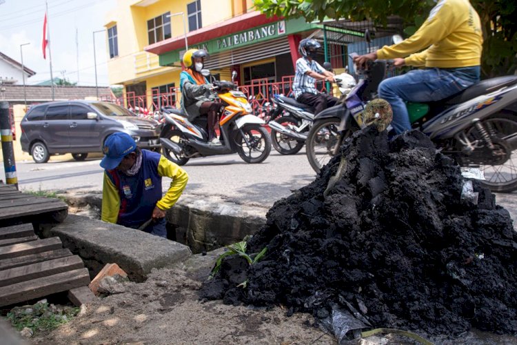 Dinas PUPR Kota Palembang bersikan selokan/Humaidy Kenedy