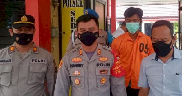 Tersangka Erol (19) ditampilkan saat press release yang dilakukan jajaran Polsek SU II Palembang. (ist/rmolsumsel.id) 