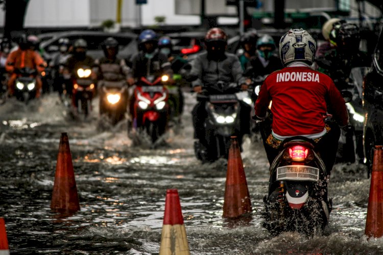 Banjir di salah satu ruas jalan Kota Palembang. (humaidi kenny/rmolsumsel.id)