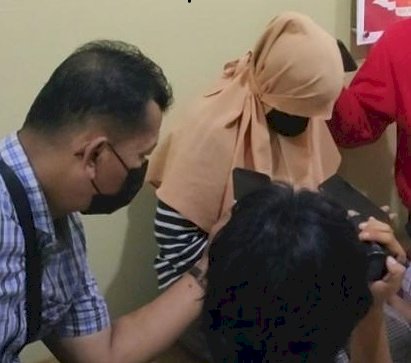 Pelaku Olsa Saftika Rahmanda saat diamankan di Polrestabes Palembang. (Istimewa/rmolsumsel.id)