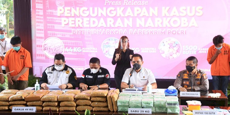 Direktur Tindak Pidana Narkoba Bareskrim Polri Brigjen Krisno Halomoan Siregar saat menyampaikan keterangan pers pengungkapan sejumlah kasus narkoba/Ist